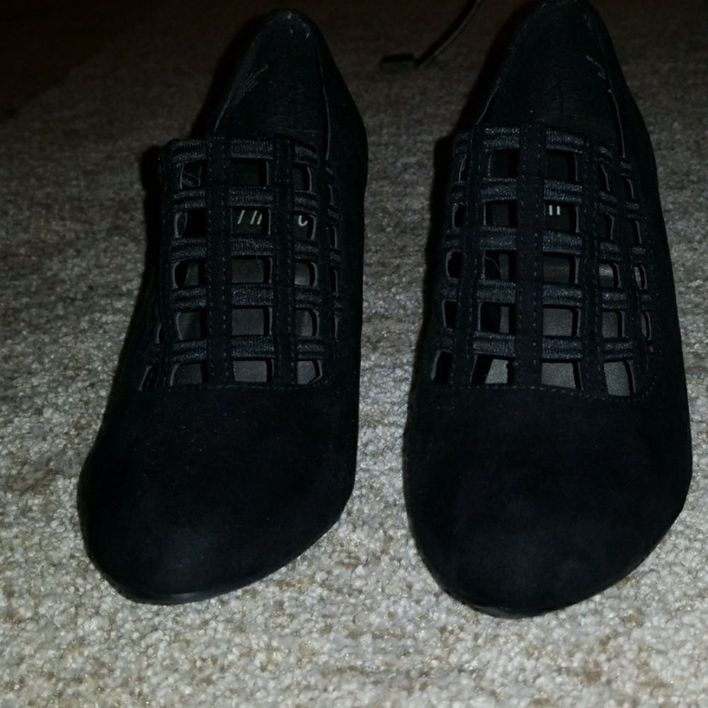 Never worn Black heels